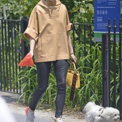 El cómodo look con el que Olivia Palermo pasea a su perro