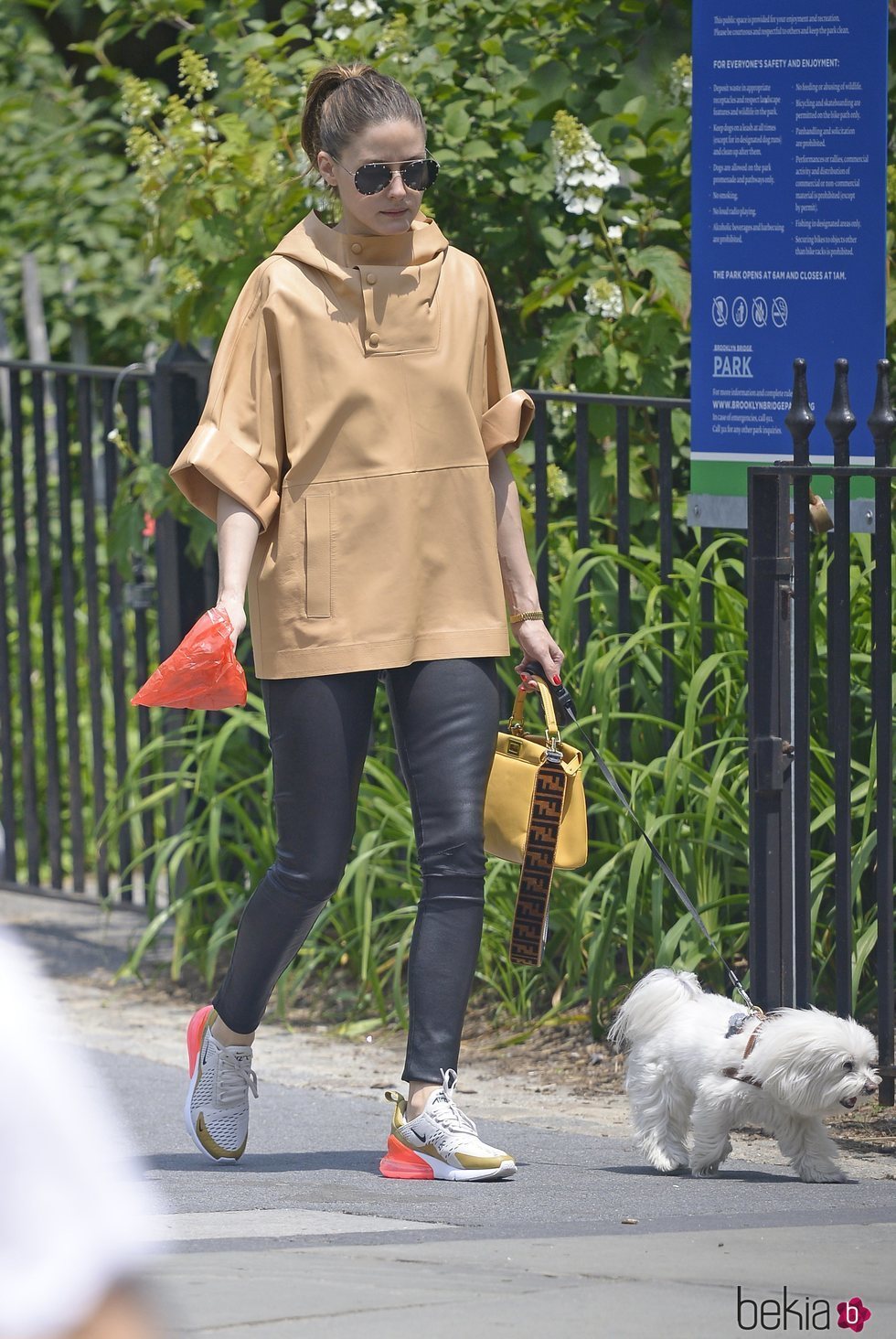 El cómodo look con el que Olivia Palermo pasea a su perro