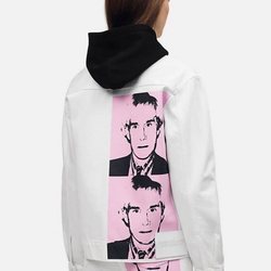 Chaqueta vaquera blanca de la colección de Calvin Klein dedicada a Andy Warhol