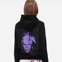 Sudadera negra de la colección de Calvin Klein dedicada a Andy Warhol