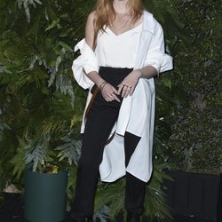 Katherine McNamara con un look muy juvenil en el evento 'Vanity Fair x Max Mara WIF'