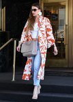 Sofía Vergara con un kaftán floral en las calles de Los Ángeles