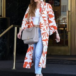 Sofía Vergara con un kaftán floral en las calles de Los Ángeles