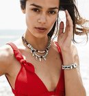 Modelo con un collar en tonos turquesa de la colección SS18 de la firma Uno de 50