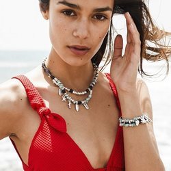 Modelo con un collar en tonos turquesa de la colección SS18 de la firma Uno de 50