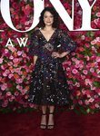 Tatiana Maslany posa con un diseño de Zac Posen en los Premios Tony 2018