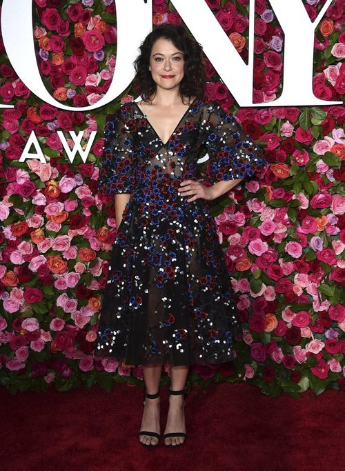 Tatiana Maslany posa con un diseño de Zac Posen en los Premios Tony 2018