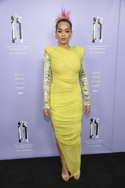 Rita Ora de verde lima en los Premios Fragrance 2018