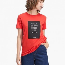 Camiseta roja estampada de la colección primavera/verano 2018 de Stradivarius