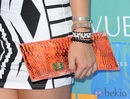 Detalle de clutch naranja de pitón