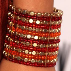 Detalles de pulseras naranjas de cristales de colores