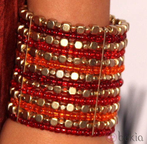 Detalles de pulseras naranjas de cristales de colores