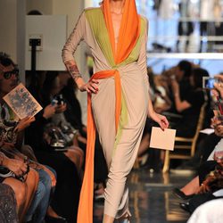 Modelo de Jean Paul Gaultier con look naranja