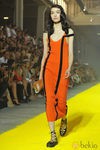 Modelo de Sonia Rykiel en naraja con rayas negras