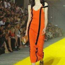 Modelo de Sonia Rykiel en naraja con rayas negras