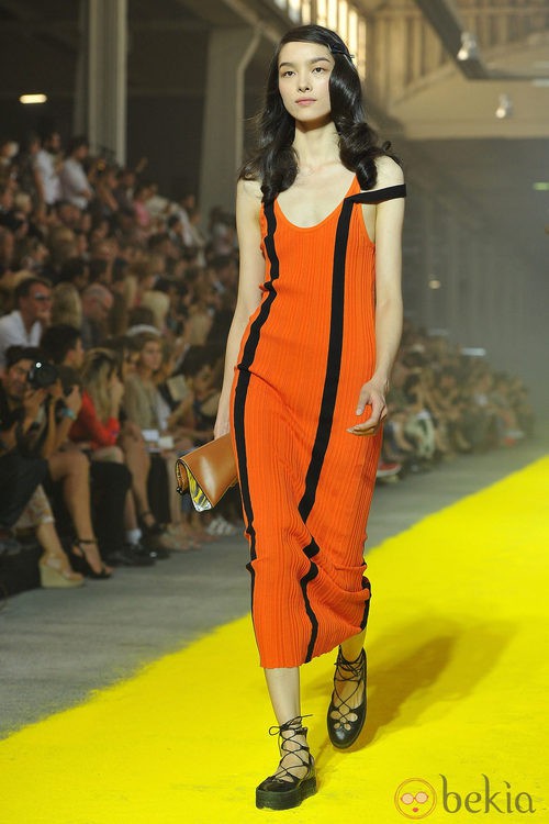Modelo de Sonia Rykiel en naraja con rayas negras