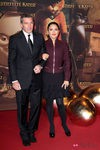 Salma Hayek en la presentación de 'El gato con botas' con vestido negro y chaqueta berenjena