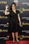Salma Hayek en la presentación de 'El gato con botas' con traje sastre negro de falda y chaqueta armada