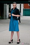 Miranda Kerr con vestido azul de David Jones