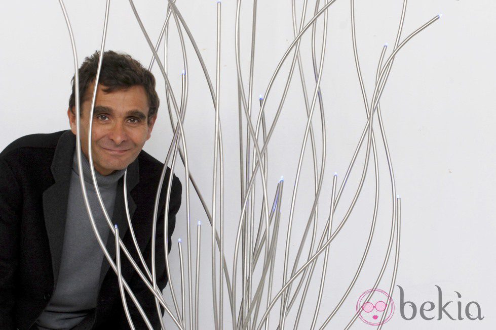 Adolfo Domínguez posa muy divertido