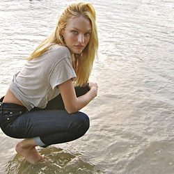 Candice Swanepoel con vaqueros y camiseta básica blanca