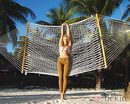 Candice Swanepoel con pitillos marrones y top