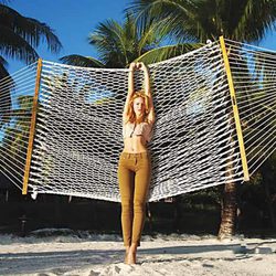 Candice Swanepoel con pitillos marrones y top