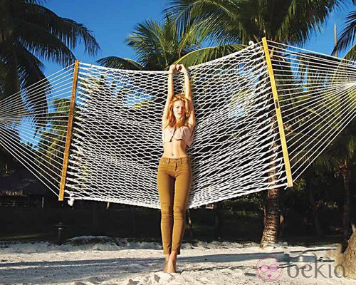 Candice Swanepoel con pitillos marrones y top