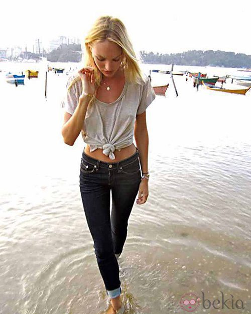 Candice Swanepoel con jeans y camiseta anudada