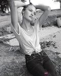 Candice Swanepoel con la mirada puesta en el horizonte