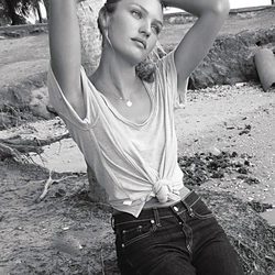Candice Swanepoel con la mirada puesta en el horizonte