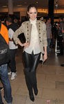 Coco Rocha con leggins de cuero y camisa de chorreras