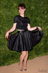 Karine Vanasse con falda de vuelo de cuero
