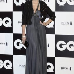 Alba Carrillo con vestido de fiesta y chupa de cuero
