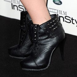 Detalle de botines negros de cuero