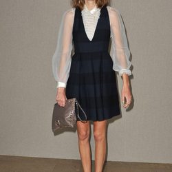 Alexa Chung con vestido azul marino y camisa de chorreras