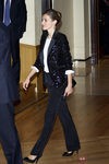 Letizia Ortiz con traje chaqueta negro y blazer grlitter