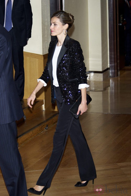 Letizia Ortiz con traje chaqueta negro y blazer grlitter