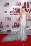 Taylor Swift, impresionante con vestido blanco de fiesta