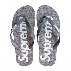 Chanclas en color gris de la colección de Supreme 2018