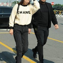 Bella Hadid en Milán con un look invernal en pleno verano