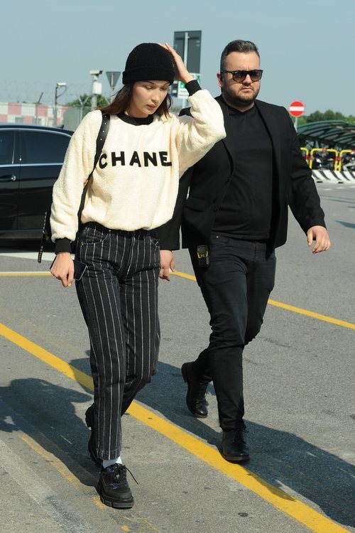 Bella Hadid en Milán con un look invernal en pleno verano
