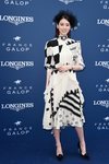 Akaya Miyoshi con un vestido asimétrico en Diane Longines 2018