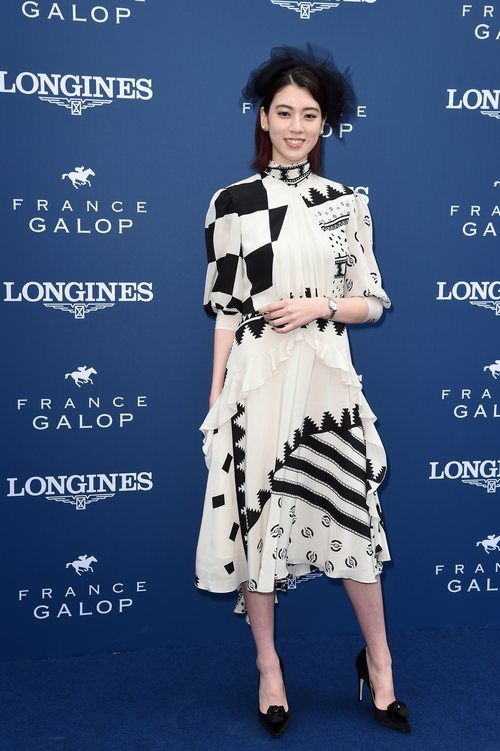 Akaya Miyoshi con un vestido asimétrico en Diane Longines 2018