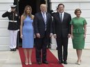 Melania Trump vestida de azul cielo junto a Donald Trump, el Presidente de Panamá Juan Carlos Varela y su mujer Lorena Castillo Varela