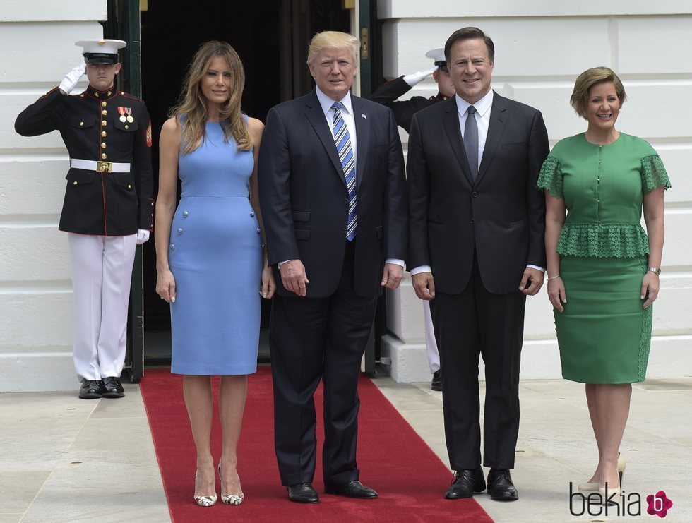 Melania Trump vestida de azul cielo junto a Donald Trump, el Presidente de Panamá Juan Carlos Varela y su mujer Lorena Castillo Varela