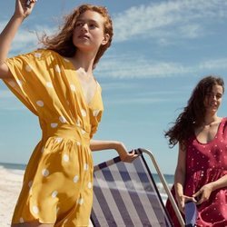 Modelos con vestidos de topos de la nueva colección de Oysho SS18