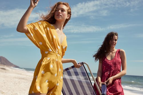 Modelos con vestidos de topos de la nueva colección de Oysho SS18