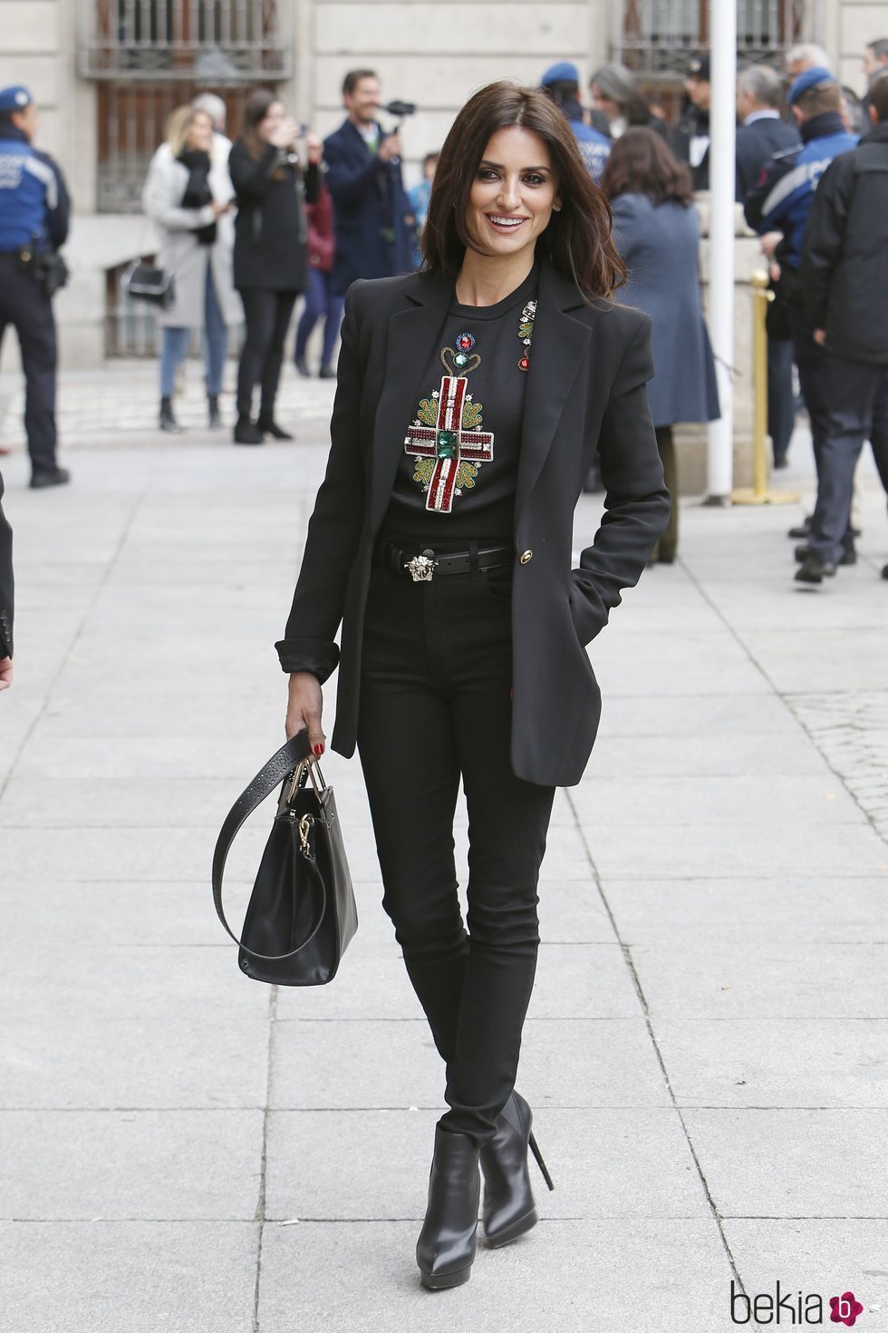 Penélope Cruz con una camiseta de Versace en las calles de Madrid