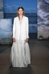 Vestido blanco largo de TCN primavera/verano 2019 en la 080 Barcelona Fashion Week